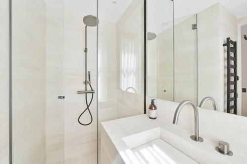 Luxury Modern 2BR AC Marais Metro Steps Away