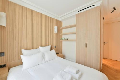 Luxury Modern 2BR AC Marais Metro Steps Away