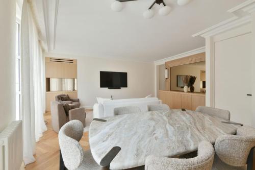 Luxury Modern 2BR AC Marais Metro Steps Away