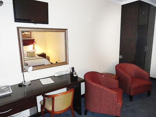 Televisyen dan/atau pusat hiburan di Constantia Manor Guest House