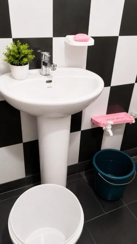 a bathroom with a white sink and a toilet at පසන් නිවස Pasan Niwasa Homestay Bandarawela in Bandarawela