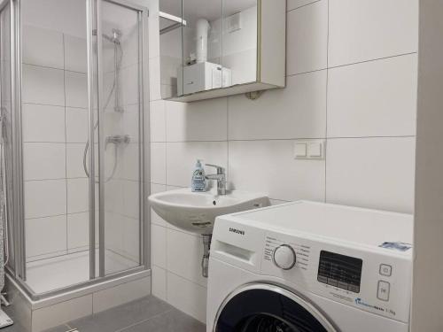 Spacious 3BR for up to 8 near U1 Vorgartenstraße