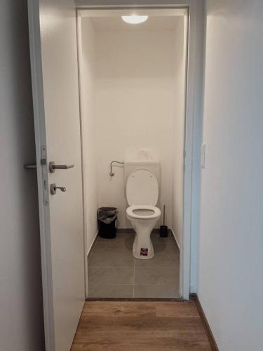 Spacious 3BR for up to 8 near U1 Vorgartenstraße