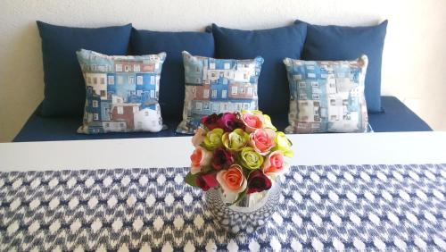 un jarrón de flores sentado en una cama con almohadas en Alexia Marina Diamante, en Acapulco