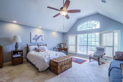 a bedroom with a bed and a ceiling fan at 3BR home with private pool 3 mins 2 Riverplace in Austin