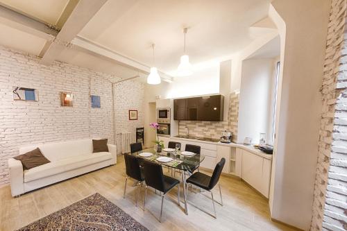 een woonkamer met een witte bank en een tafel bij Modern Apartment near Colosseum in Rome
