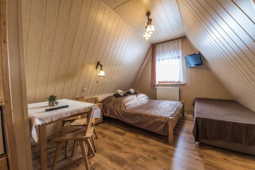מיטה או מיטות בחדר ב-Pokoje gościnne Pod Grapą