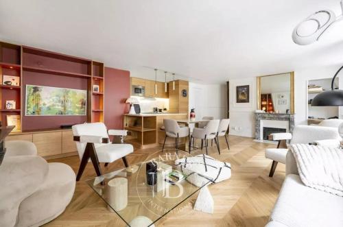 Suite Parisienne d'Exception - Champs-Élysées