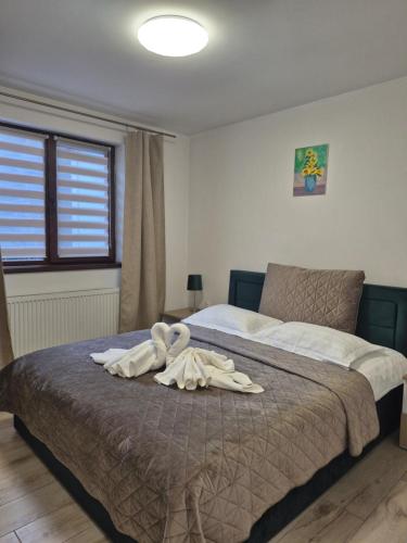 a bedroom with a bed with towels on it at Casa Anima Călimănești Căciulata in Călimăneşti