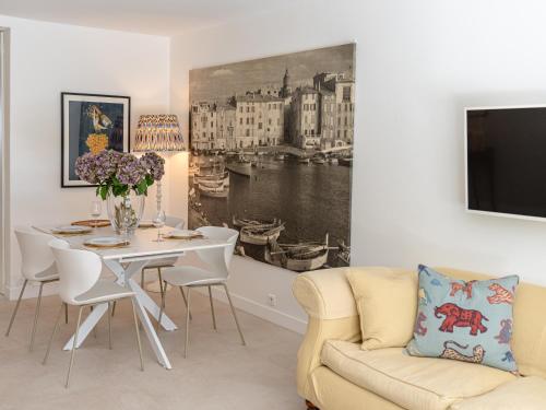 La Roya Luxury Apt Near Beach Pool AC Parking