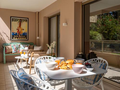 La Roya Luxury Apt Near Beach Pool AC Parking