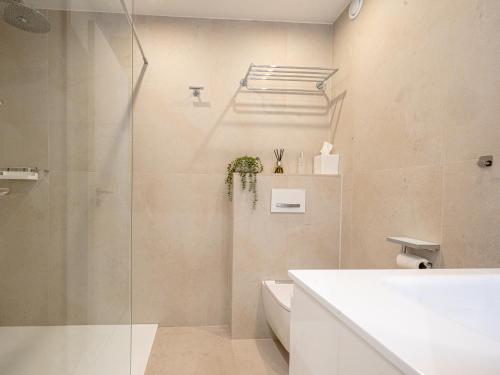 La Roya Luxury Apt Near Beach Pool AC Parking