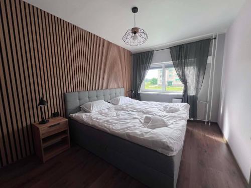 a bedroom with a bed and a window at Viskoosa Näkmani Apartment in Kõrgessaare
