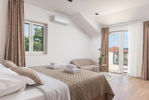 Villa Perla M, Sea view Villa with Heated pool