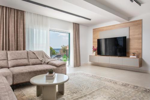 Villa Perla M, Sea view Villa with Heated pool