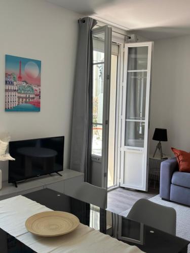 Studio moderne avec terrasse