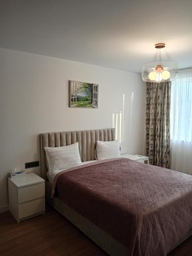 a bedroom with a large bed and a window at Zen aeroport confort in Sînnicoară