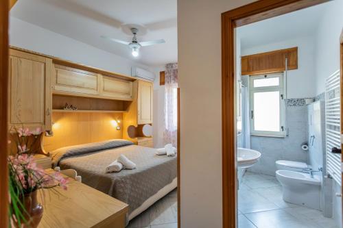 a bedroom with a bed and a bathroom at Agriturismo EUCALIPTO in Perdifumo