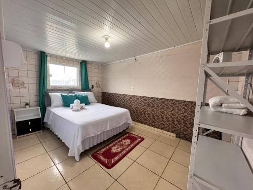 a bedroom with a bed and bunk beds in it at Casa de Fundos com 2 QuartosWi-fi e Estacionamento in Lages