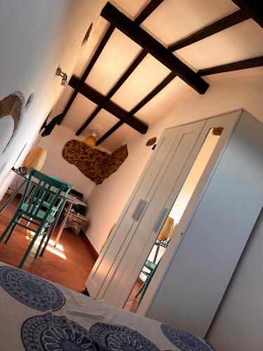 a room with a door and a green chair at Mansarda sopra i canali in Piombino