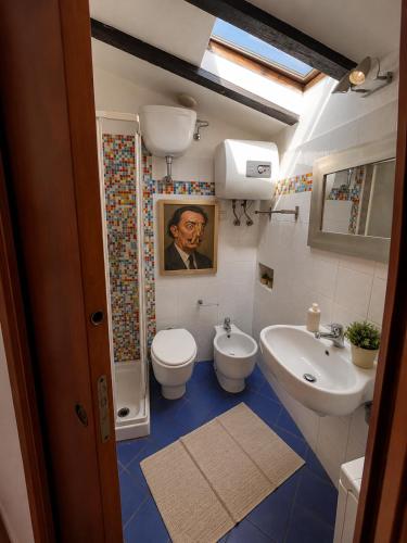 a bathroom with a toilet and a sink at Mansarda sopra i canali in Piombino
