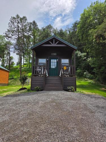 a house with a green door on a gravel driveway at Bonnie & Clyde in Cate crossroad