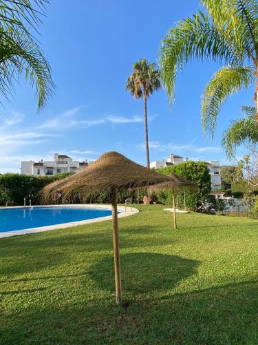 Lorcrimar III Apartment with Sea Views, Pool, Paddle Courts and Parking