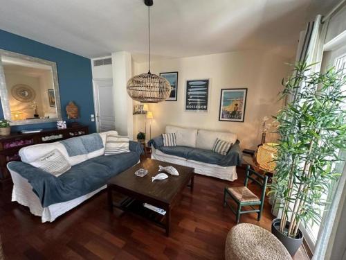 a living room with a couch and a table at La croisière in Capbreton