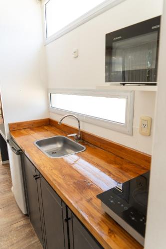 a kitchen counter with a sink and a window at La Cañada Chascomús in Chascomús