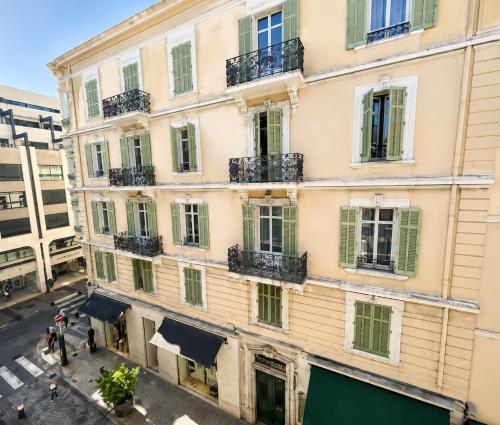 Provencal apartment - walk to beach and Palais