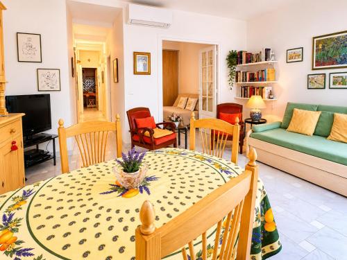 Provencal apartment - walk to beach and Palais