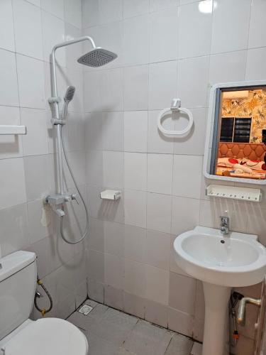 a bathroom with a shower and a toilet and a sink at 1e Studio Moderne au cœur de Cocody 7e tranche- Tout inclus in Cocody
