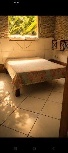 a bed in a room with a window at BOIPEBA Cantinho do Mirko 3 in Ilha de Boipeba