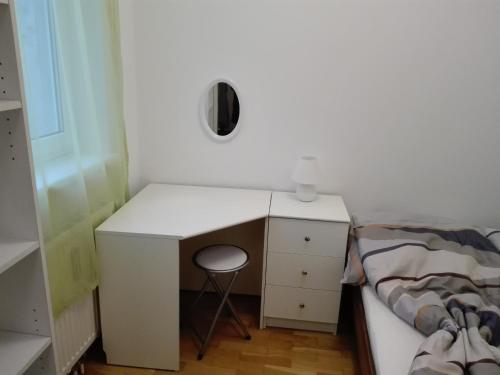ウィーンにある1,5 Zimmer-Apartment oder elegantes Home-officeのベッドルーム(白いデスク、ベッド1台付)
