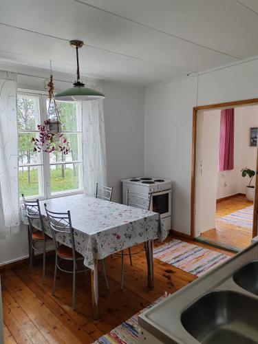a kitchen with a table and chairs and a sink at Hirsipirtti in Inari