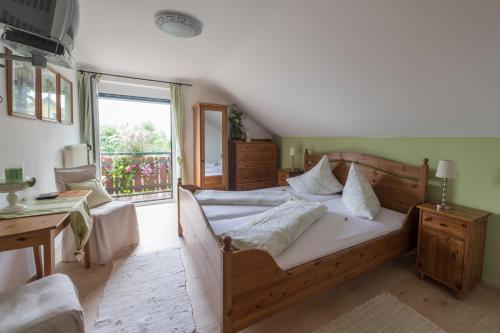 1 Schlafzimmer mit 2 Betten und einem Fenster in der Unterkunft Privatzimmer Haring in Kitzeck im Sausal