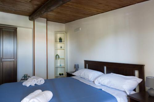 a bedroom with two towels on a blue bed at La Parentesi in Salerno