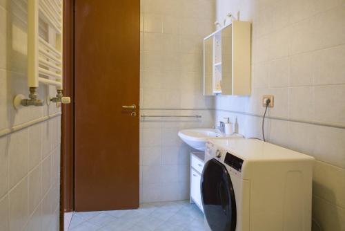 a bathroom with a washing machine and a sink at La Parentesi in Salerno
