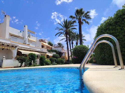 Stylish house with swimming pool,near beach & town, wifi