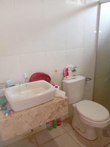 a bathroom with a bath tub and a toilet at Hospedagem da Paty in Ilhéus