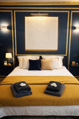 a bedroom with a bed with two towels on it at Studio Royal Saint-Omer Centre in Saint-Omer