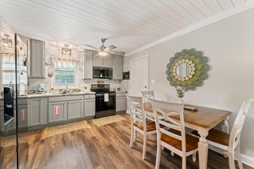 a kitchen with a table and chairs in a room at The Poolside Cottage -Wifi Pool in Jacksonville
