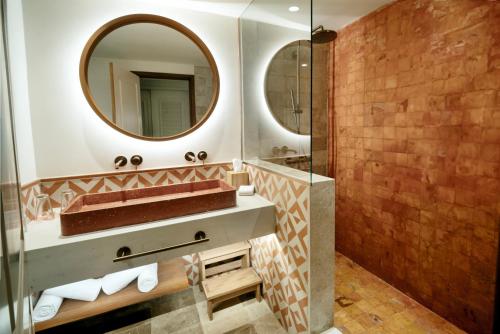 ein Badezimmer mit Waschbecken und Spiegel in der Unterkunft Iberostar Waves Tucan - All Inclusive in Playa del Carmen