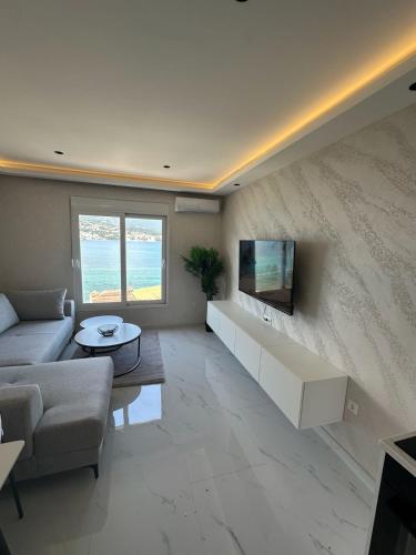 a living room with a couch and a table at Bellanti2 in Igalo