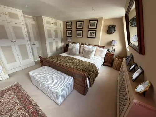 Double bedroom in homely, 5 bedroom family house by the river in Fulham photo 6