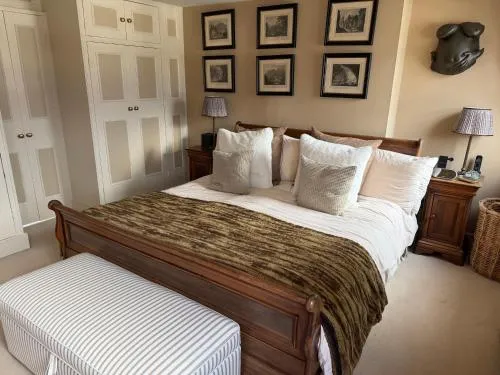Double bedroom in homely, 5 bedroom family house by the river in Fulham photo 7