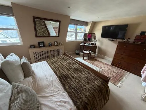 Double bedroom in homely, 5 bedroom family house by the river in Fulham photo 5