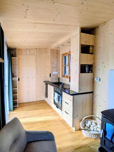 a kitchen with wooden walls and wooden flooring at Modernes Tiny House in historischem Ambiente in Neu Kaliß
