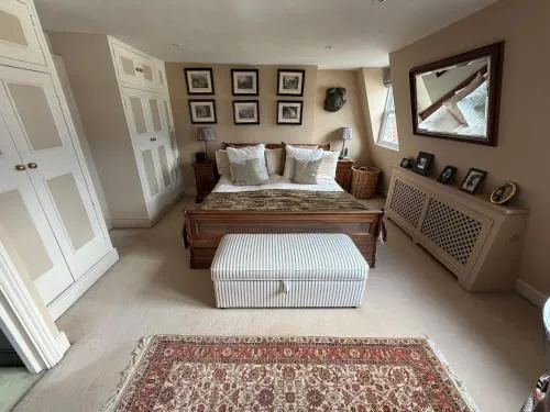 Double bedroom in homely, 5 bedroom family house by the river in Fulham photo 4