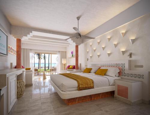 ein Schlafzimmer mit einem großen Bett und einer Decke in der Unterkunft Iberostar Waves Tucan - All Inclusive in Playa del Carmen